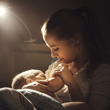 Cómo dar el pecho por la noche a un bebé. Las mejores posturas