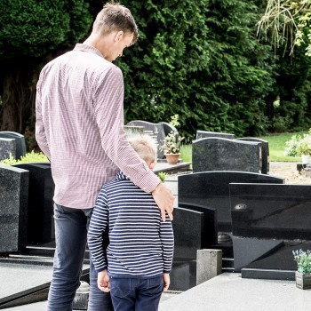 Ir con los niños al cementerio ante la muerte de un familiar, ¿sí o no?