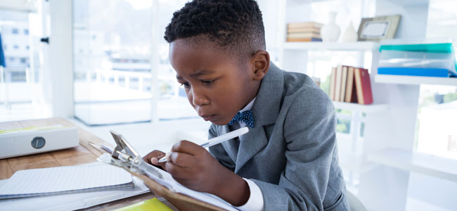 Mi hijo se acerca mucho al papel, ¿será miopía?