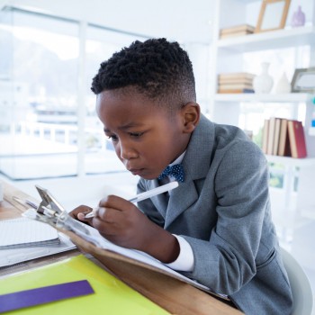 Mi hijo se acerca mucho al papel, ¿será miopía?