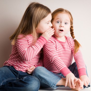 7 tips para corregir la conducta de los niños chismosos o entrometidos