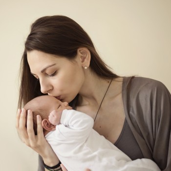 Los beneficios de besar a tu bebé mientras estás con lactancia materna