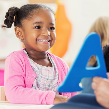 Juegos para enseñar a los niños a reconocer y escribir las vocales