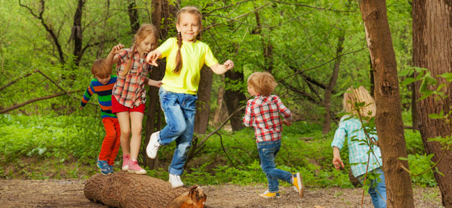 Zona de juegos para niños en actividades al aire libre en el