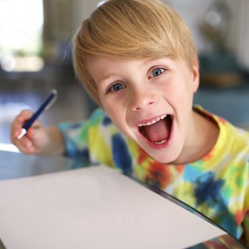 4 dictados cortos en vídeo para ayudar a los niños a escribir mejor