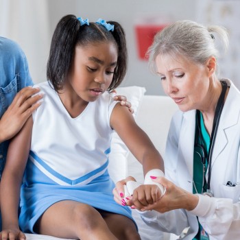 Cómo cuidar un esguince de muñeca en niños