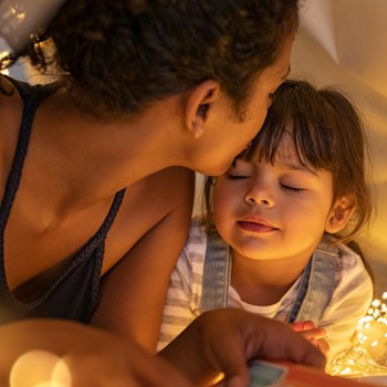 Lo que transmitimos a nuestros hijos con el beso de buenas noches
