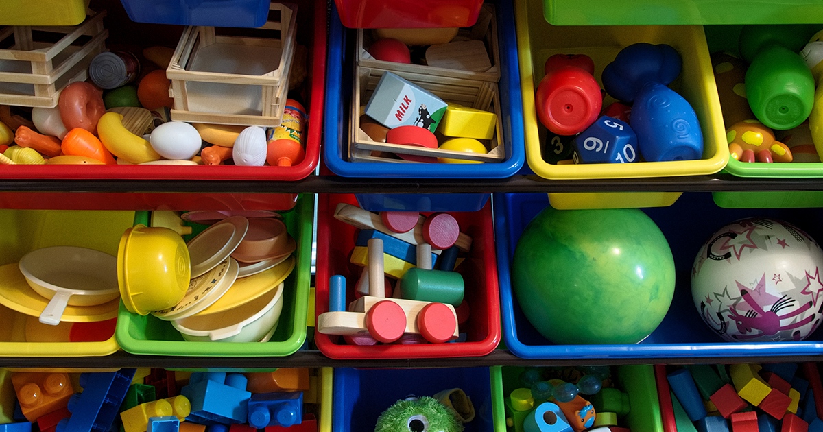 Cómo ordenar y guardar los juguetes de los niños para evitar la acumulación  excesiva