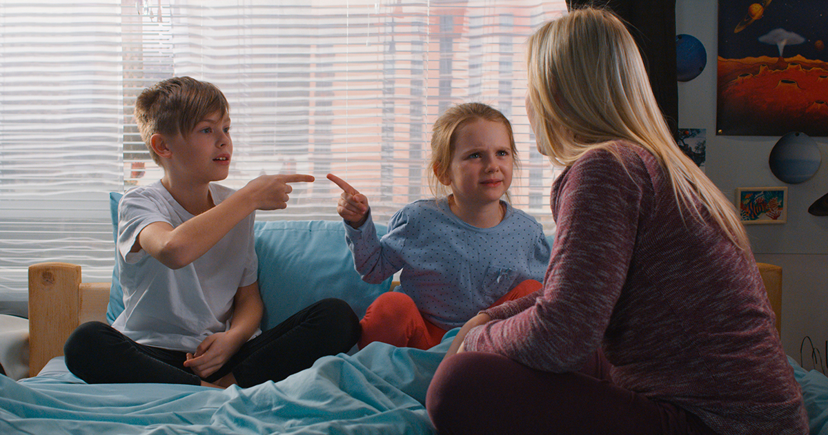 Las peleas de los niños que son hermanos