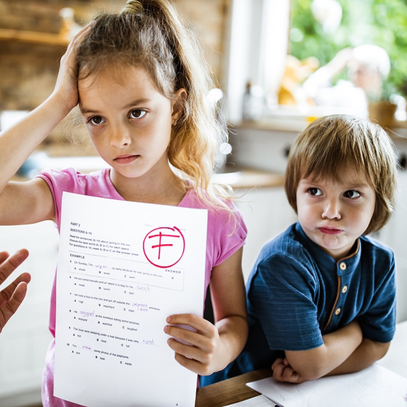 Comparar a los hermanos. Mi hijo mayor saca mejores notas que el pequeño