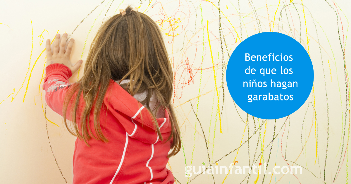 niños haciendo garabatos