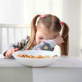 Niños que no quieren cenar por cansancio