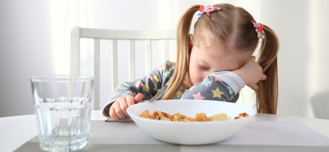 Niños que no quieren cenar por cansancio