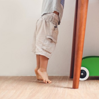 Por qué algunos niños con autismo caminan de puntillas