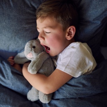 Manías que adoptan los niños a la hora de dormir y agotan a los padres