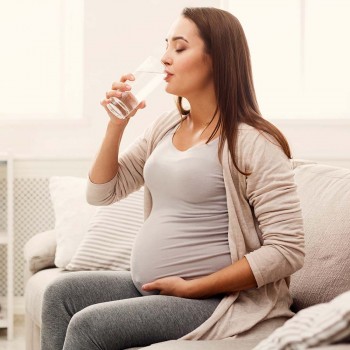 Los beneficios del agua durante el embarazo