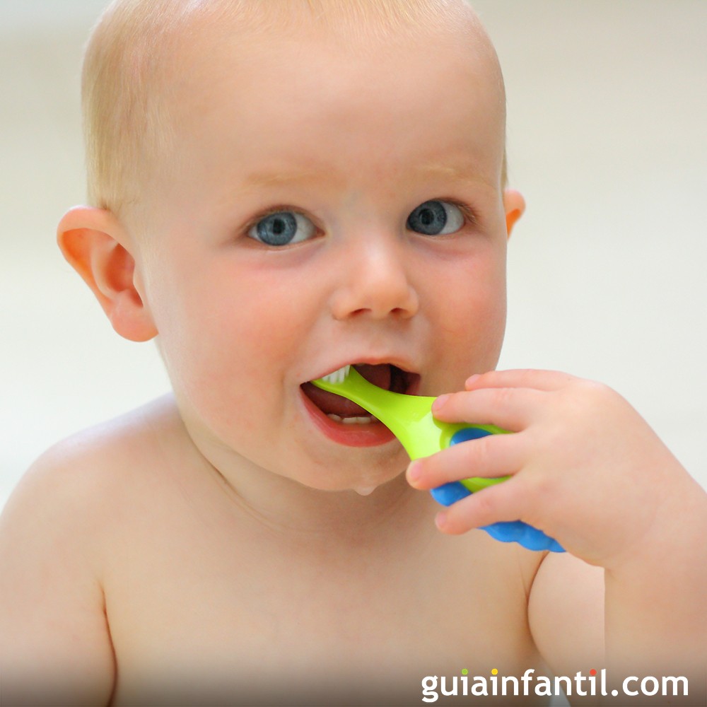 Dientes del bebé ¿Hay que limpiar ya el primer diente del bebé?