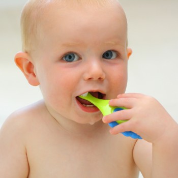 Trucos para cepillar los dientes a los bebés bien y sin perder los nervios