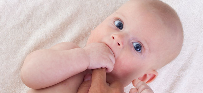 Masaje tras la intervención del frenillo lingual en bebés