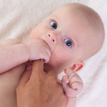 Masajes infantiles tras una intervención del frenillo lingual