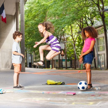 A qué juegan los niños en el recreo del colegio