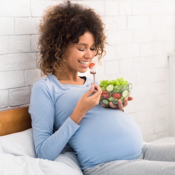 Qué siente el bebé en la tripa de la embarazada cuando la mamá come