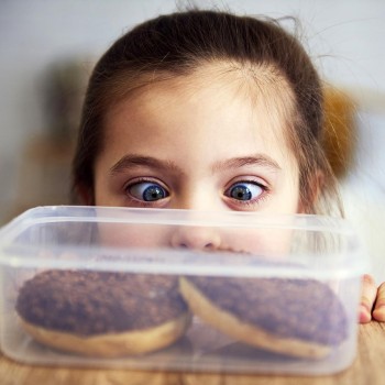 Niños glotones y ansiosos con la comida