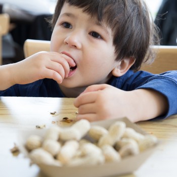 Un niño puede empezar a ser alérgico a un alimento de repente, ¿sí o no?