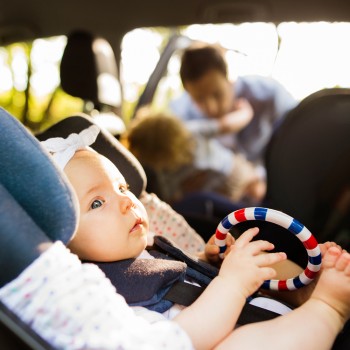 Errores de seguridad vial que cometemos con los niños por ir con prisas