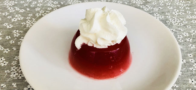 Gelatina de frutos rojos con nata