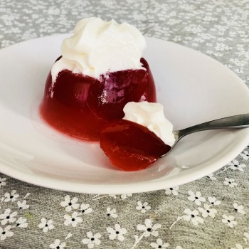 Gelatina de frutos rojos con nata. Receta de postre para niños