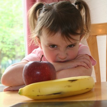Cómo actuar si un niño no quiere comer en casa