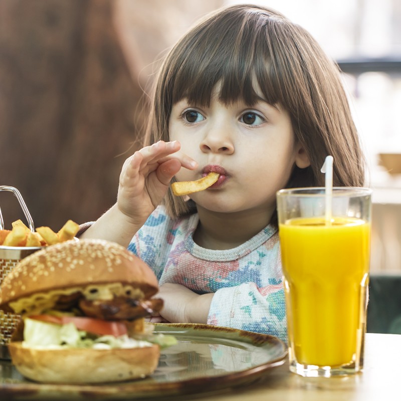 Los niños toman más grasa de la recomendada. Causas de obesidad infantil