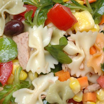 Ensalada de pasta multicolor con atún