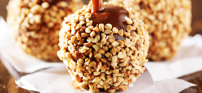 receta de manzana recubierta de caramelo y almendras