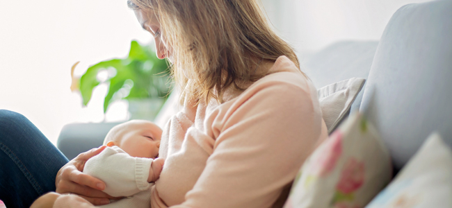 Estos son los movimientos de la lengua del bebé durante la lactancia materna