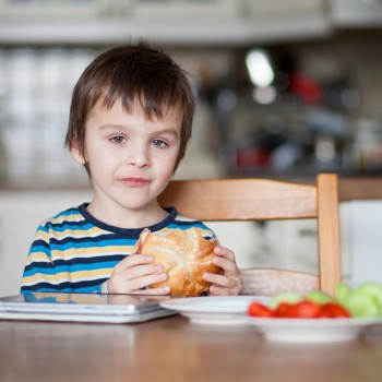 ¿Cómo es la alimentación ideal de un niño con autismo?