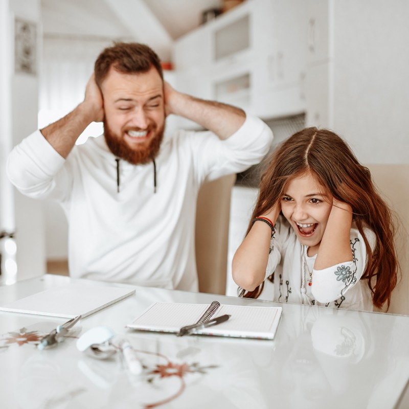 Gritar a los niños para que hagan los deberes más rápido NO funciona