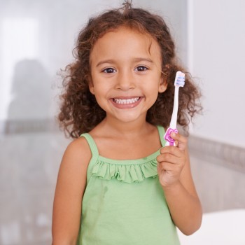 Por qué cambiar el cepillo de dientes de los niños tras una infección