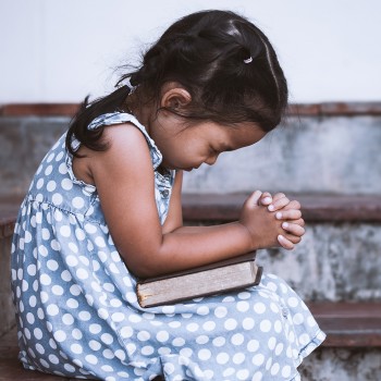 19 oraciones católicas muy cortas para memorizar y rezar con los niños