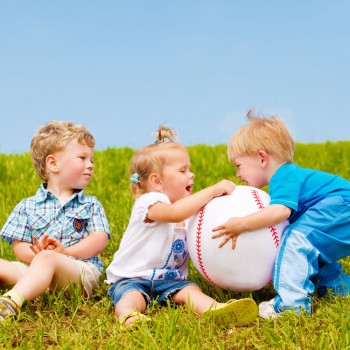Cómo educar a niños que le quitan todo a los demás