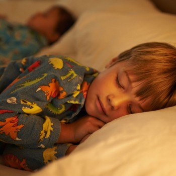 8 beneficios de dormir del lado izquierdo para los niños
