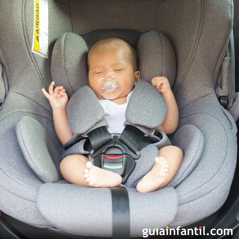 ¿Cómo llevar a un bebé recién nacido en el coche?