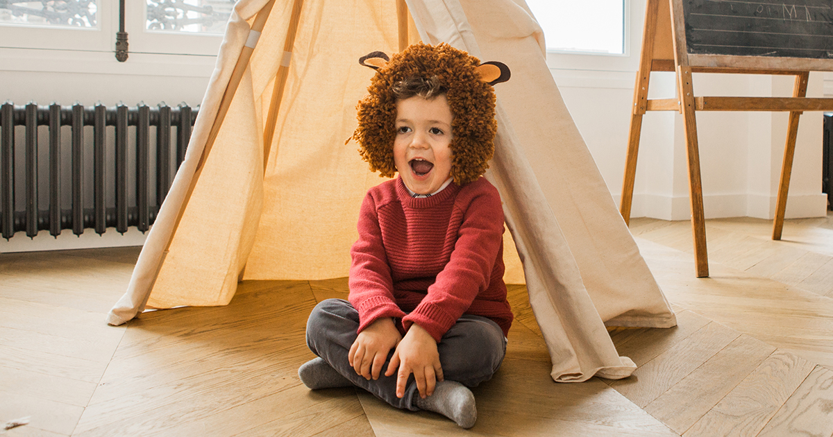 Jugar con los niños y las onomatopeyas