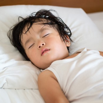 Niños que sudan mucho al dormir y se despiertan empapados, ¿qué hacer?