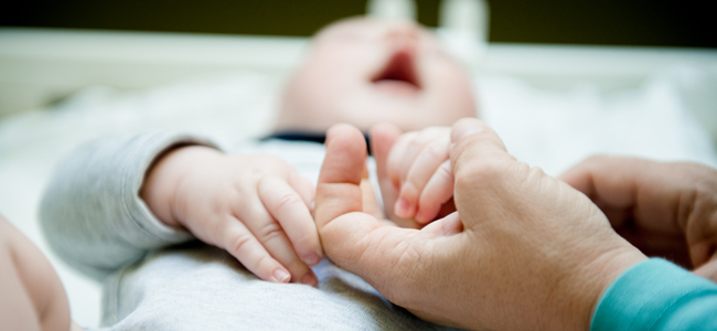 Por qué no debes dejar que los desconocidos toquen a tu bebé