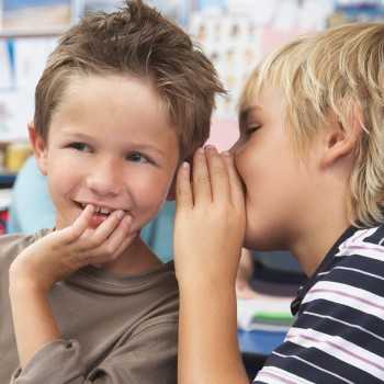 Los 3 filtros de Sócrates para que los niños no hablen mal de los demás