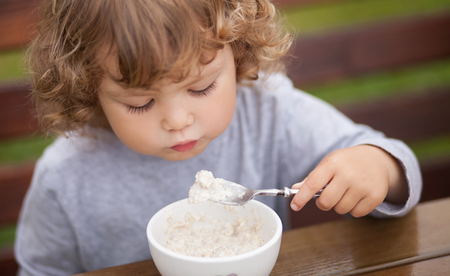 Toma nota de estos consejos para detectar la deglución disfuncional en niños