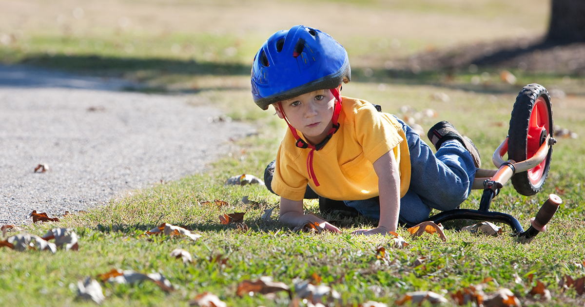 Child focus. Прогулки с малышом. Ребенок падает. Мальчик упал с велосипеда.