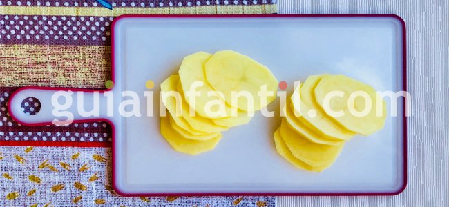 Paso 1. Corta las patatas muy finas